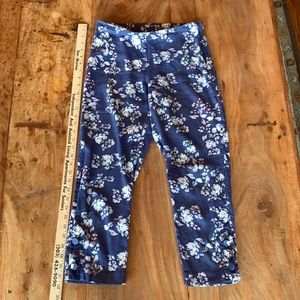 Adorable JJill linen stretch Capri pants with button finish on bottom pant hem